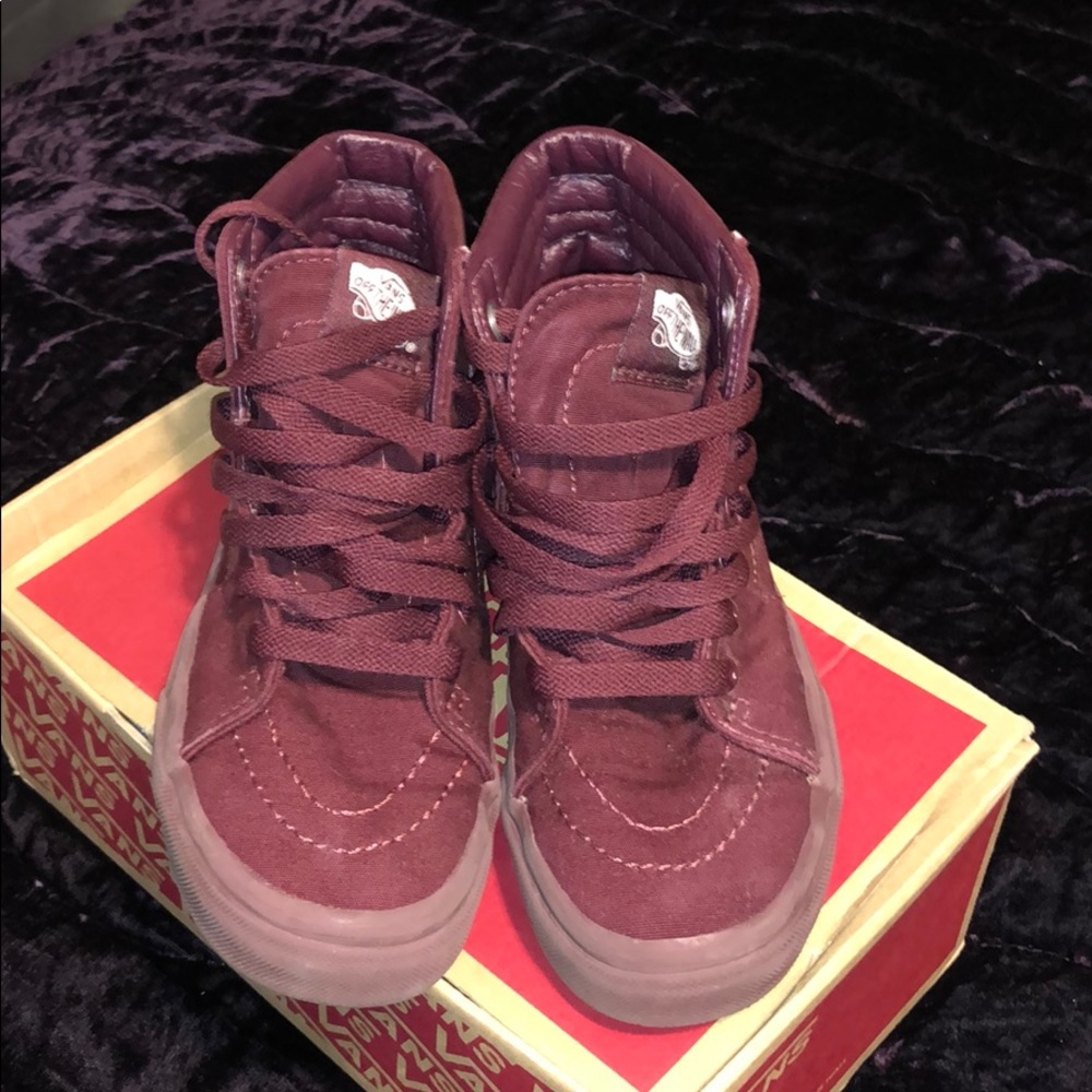 Youth tennis shoes !